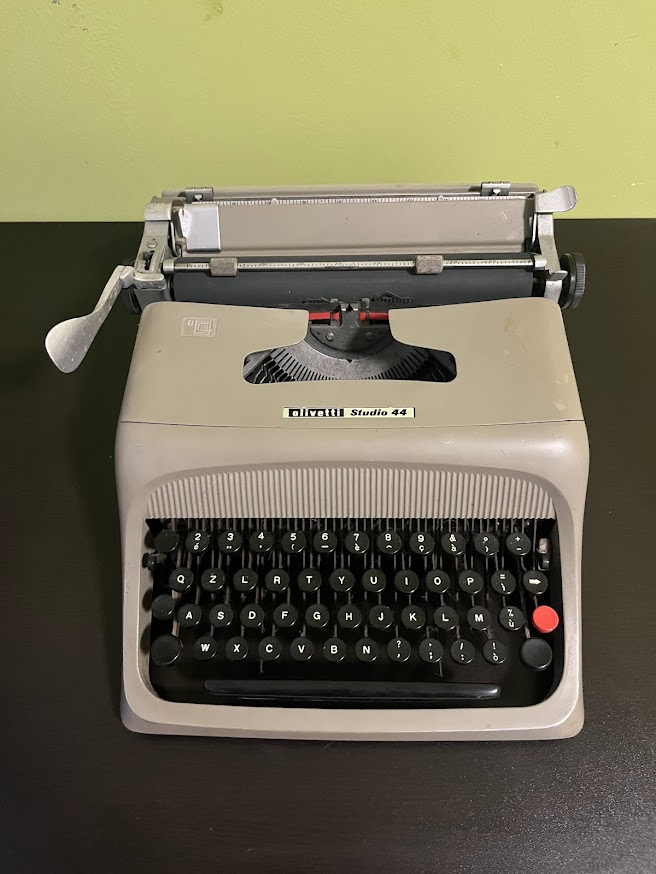 Macchina da scrivere Olivetti Studio 44 vintage originale.